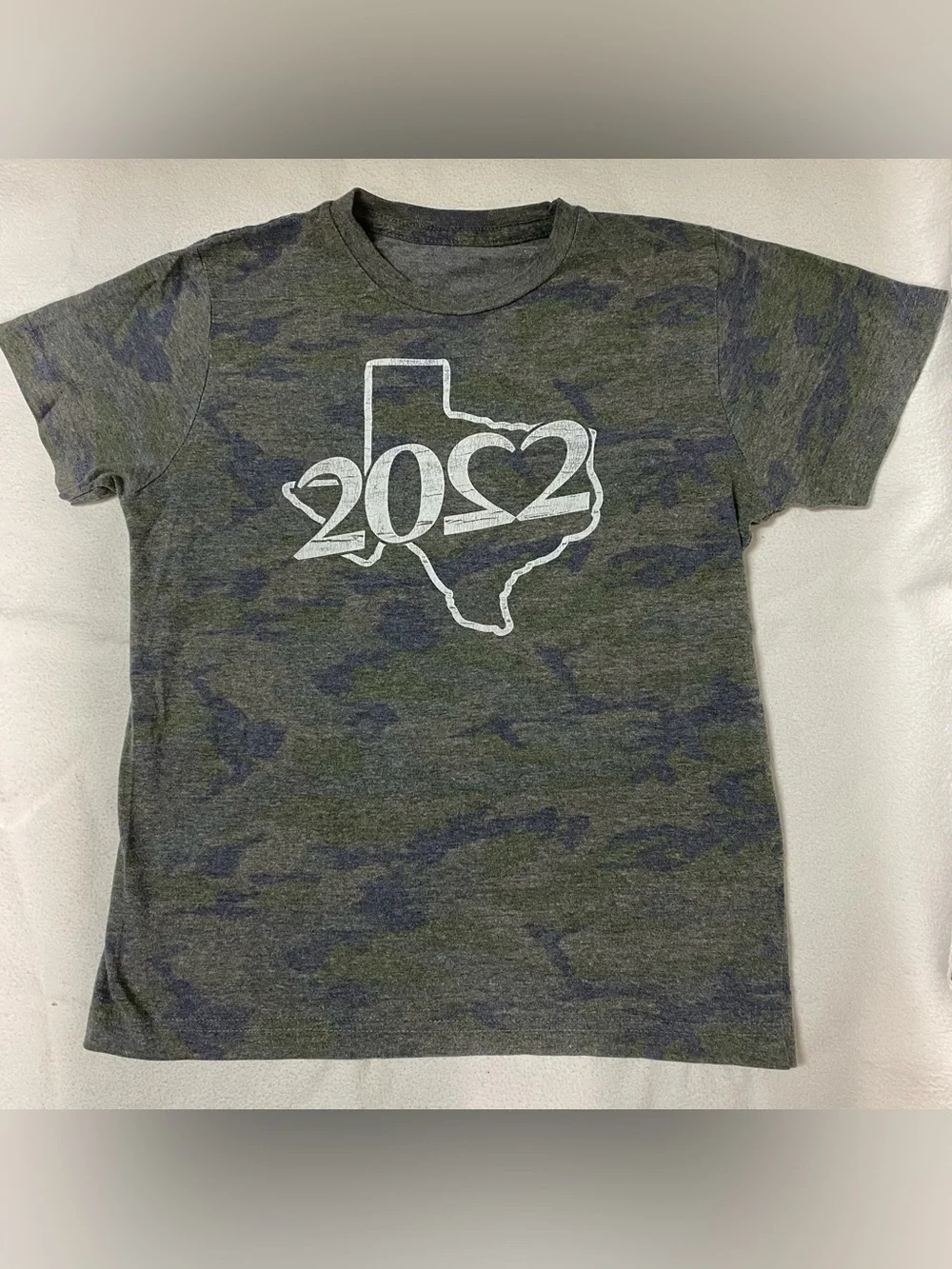 Camouflage T-shirt with 2022 Heart and Texas map print kids youth size small 6/7